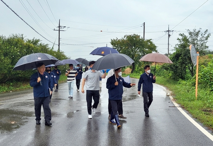 [뉴시스=부여]박정현 부여군수가 현장을 돌며 관계자들에게 지시를 하고 있다.2022.09.05.(사진=부여군) *재판매 및 DB 금지