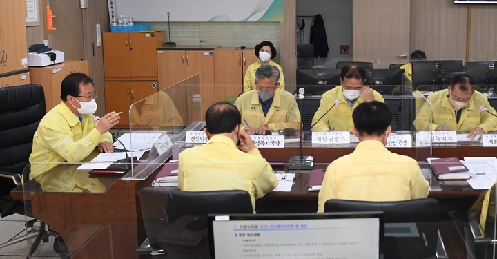 [완주=뉴시스] 강명수 기자 =5일 유희태 전북 완주군수가 태풍 ‘힌남노’ 북상에 따른 상황판단회의를 주재하고 있다. (사진 =완주군 제공) 2022.09.05. photo@newsis.com *재판매 및 DB 금지