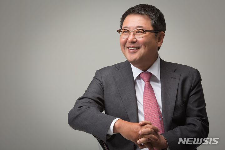 [서울=뉴시스] 매일홀딩스 김정완 회장의 모습(사진=매일유업 제공)