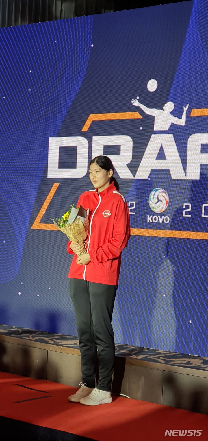 [서울=뉴시스]여자 배구 드래프트 1순위 어르헝. daero@newsis.com