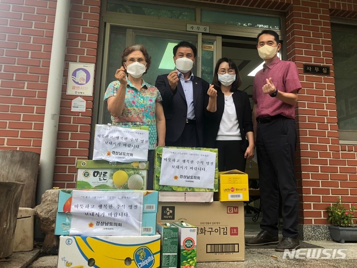 [김해=뉴시스] 경남도의회 박병영 교육위원회 위원장이 5일 김해지역 아동보호시설 방주원에 추석 위문품을 전달하고 있다.(사진=경남도의회 제공) 2022.09.05. photo@newsis.com