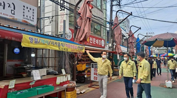 [통영=뉴시스] 신정철 기자= 경남 통영시는 제11호 태풍 '힌남노'가 초속 49m의 강풍과 400㎜의 물폭탄을 안고 북상함에 따라사전대비 태세에 총력전을 펼치고 있다.천영기 통영시장이 5일 북신·중앙·서호시장 등 관내 주요 시장을 방문하여 시설물 점검을 하고 있다.(사진=통영시 제공).2022.09.05. photo@newsis.com  *재판매 및 DB 금지