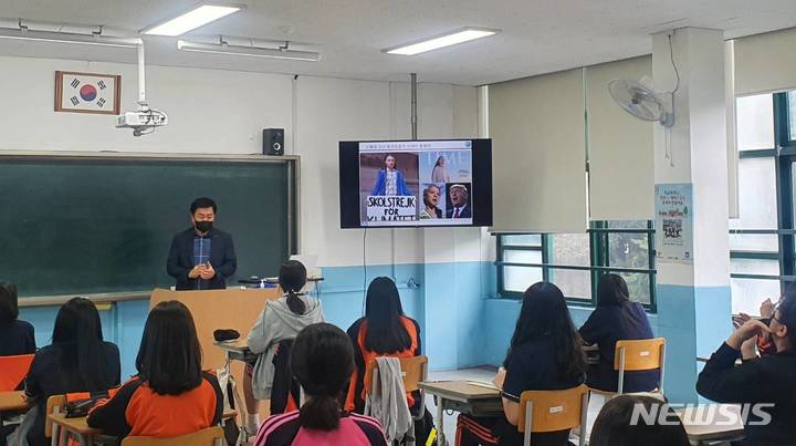 [전주=뉴시스]윤난슬 기자 = 전북대학교 전라제주권 교육기부 지역센터는 2022년 교육기부 사업 중 하나인 '모델 학교'와 관련, 전라·제주권 8개교를 선정하고 본격적으로 사업에 나선다고 6일 밝혔다.(사진=전북대 제공)