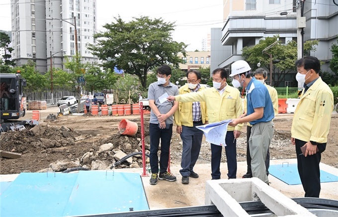 [부산=뉴시스]주석수 연제구청장(왼쪽 3번째)이 5일 신금로 일원 침수 예방 사업장에서 점검을 하고 있다. (사진=연제구청 제공) *재판매 및 DB 금지