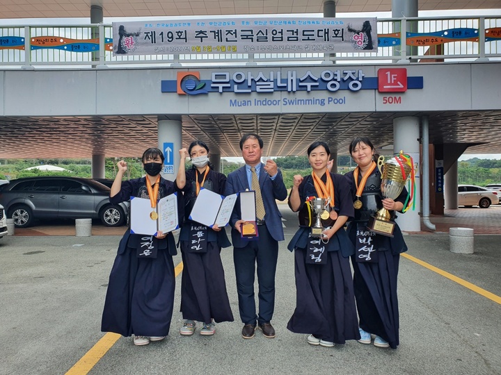 [포항=뉴시스] 강진구 기자 = 경북 포항시체육회는 여자 검도실업팀이 '제19회 추계 전국 실업검도대회' 단체전에서 우승했다고 5일 밝혔다.(사진=포항시체육회 제공) 2022.09.05.photo@newsis.com *재판매 및 DB 금지