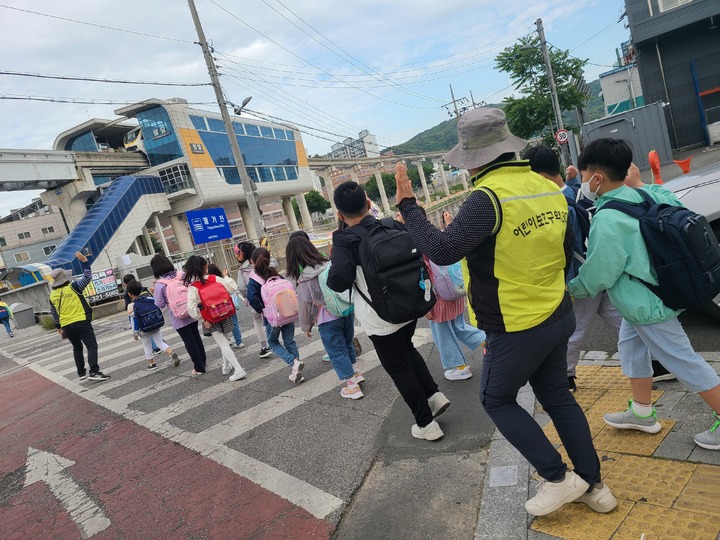 [대구=뉴시스] 고여정 기자 = 대구시 북구는 11월25일까지 하반기 보행안전지도사업 워킹스쿨버스를 시행한다. 2022.09.05 (사진 = 대구시 북구) ruding@newsis.com *재판매 및 DB 금지