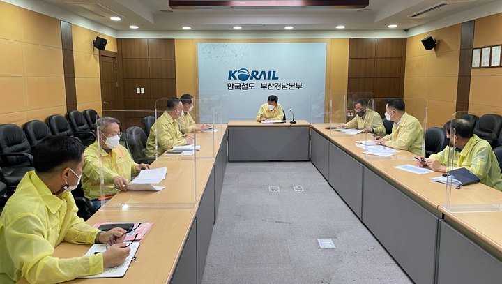 [부산=뉴시스] 코레일 부산경남본부는 태풍 '힌남노' 북상에 대비해 지난 4일 긴급회의를 열어 사전 조치사항 및 안전대책을 확인하고 있다. (사진=코레일 부산경남본부 제공) *재판매 및 DB 금지