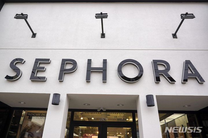 [피츠버스=AP/뉴시스] 세포라가 불경기에 명품 립스틱 등 상대적으로 저렴한 사치품 수요가 높아지는 '립스틱 효과'를 입어 매출이 급증한 가운데 올해 목표 매출액을 200억유로(약 30조원)로 설정했다고 4일(현지시간) 파이낸셜타임스 등이 보도했다. 사진은 미국 피츠버그의 세포라 매장. 2024.03.06.