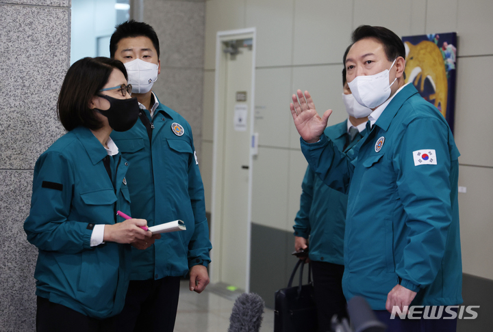 [서울=뉴시스] 홍효식 기자 = 윤석열 대통령이 5일 서울 용산 대통령실 청사로 출근하고 있다. (대통령실통신사진기자단) 2022.09.05. yesphoto@newsis.com