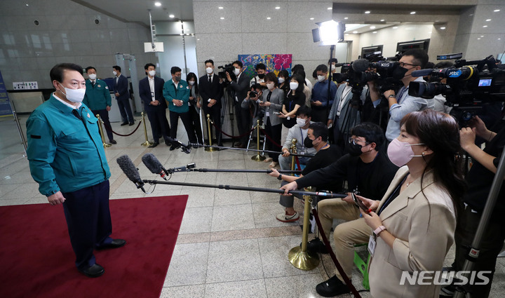 [서울=뉴시스] 홍효식 기자 = 윤석열 대통령이 5일 서울 용산 대통령실 청사로 출근하며 태풍 힌남노 관련 발언을 하고 있다. 2022.09.05. yesphoto@newsis.com