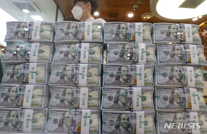 [서울=뉴시스] 추상철 기자 = 8월말 외환보유액이 4364억3000만 달러로 전월 보다 21억8000만 달러 감소했다. 5일 오전 서울 중구 하나은행 위변조대응센터에서 직원이 달러를 정리하고 있다. 2022.09.05. scchoo@newsis.com