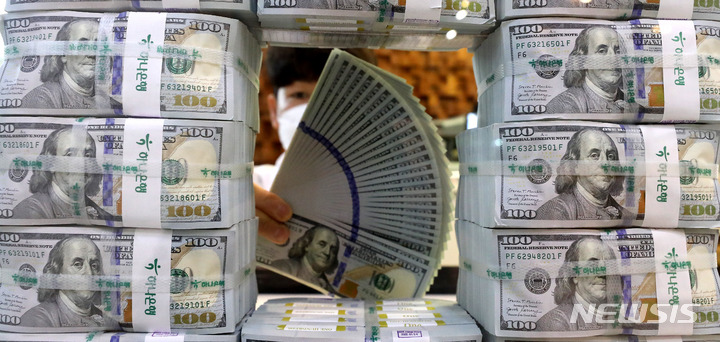 [서울=뉴시스] 추상철 기자 = 8월말 외환보유액이 4364억3000만 달러로 전월 보다 21억8000만 달러 감소했다. 5일 오전 서울 중구 하나은행 위변조대응센터에서 직원이 달러를 정리하고 있다. 2022.09.05. scchoo@newsis.com