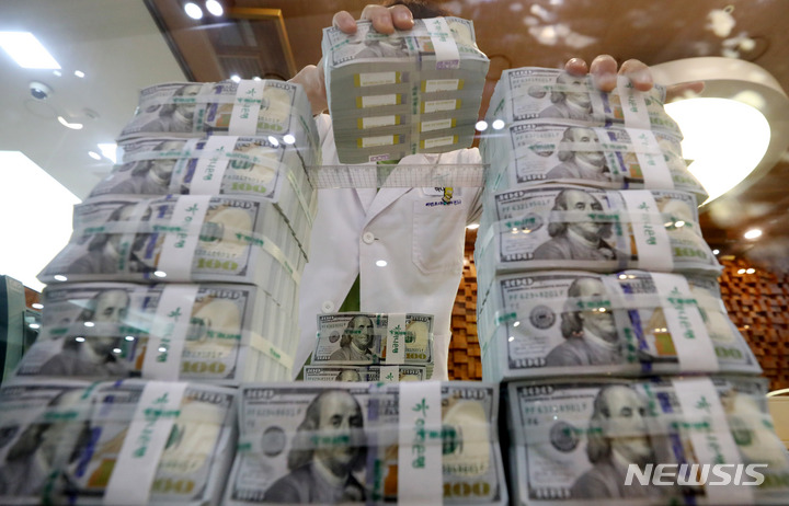 [서울=뉴시스] 추상철 기자 = 8월말 외환보유액이 4364억3000만 달러로 전월 보다 21억8000만 달러 감소했다. 5일 오전 서울 중구 하나은행 위변조대응센터에서 직원이 달러를 정리하고 있다. 2022.09.05. scchoo@newsis.com