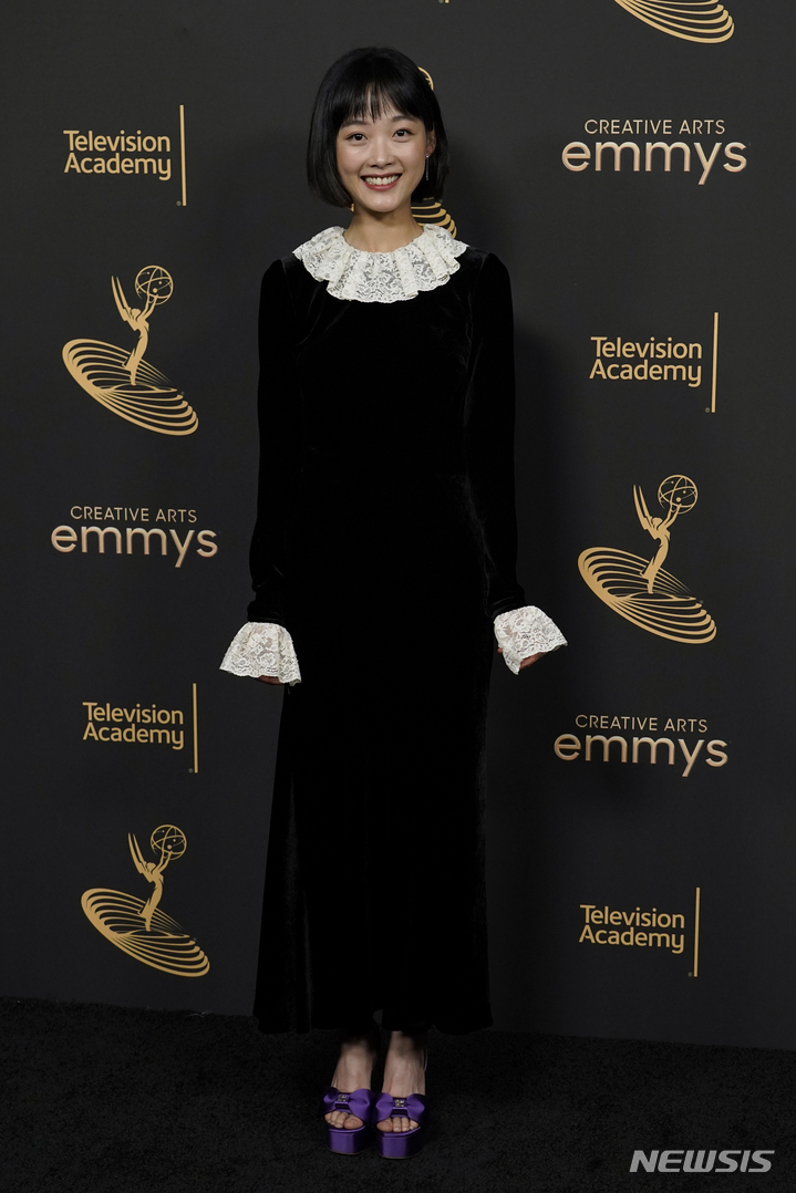 [로스앤젤레스=AP/뉴시스] 배우 이유미가 4일(현지시간) 미 캘리포니아주 로스앤젤레스의 마이크로소프트 극장에서 열린 제74회 크리에이티브 아츠 프라임타임 에미상 시상식에서 '오징어 게임'으로 게스트상(단역상)을 받은 후 프레스룸에서 포즈를 취하고 있다. 2022.09.05.