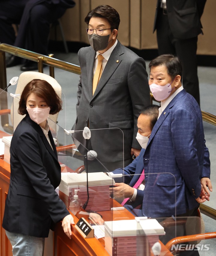 [서울=뉴시스] 고범준 기자 = 권성동 국민의힘 원내대표가 5일 서울 여의도 국회에서 열린 예산결산특별위원회 전체회의에서 이철규, 박덕흠, 배현진 의원과 대화하고 있다. (공동취재사진) 2022.09.05. photo@newsis.com