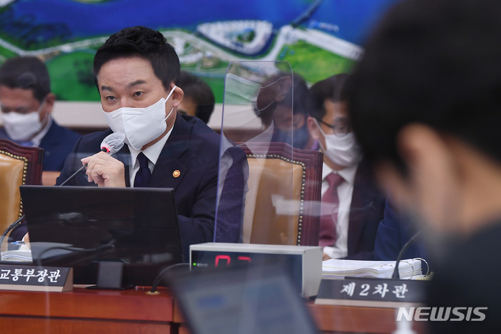 [서울=뉴시스] 전진환 기자 = 원희룡 국토교통부 장관이 5일 국회에서 열린 국토교통위원회 전체회의에서 의원 질의에 답하고 있다. (공동취재사진) 2022.09.05.  photo@newsis.com