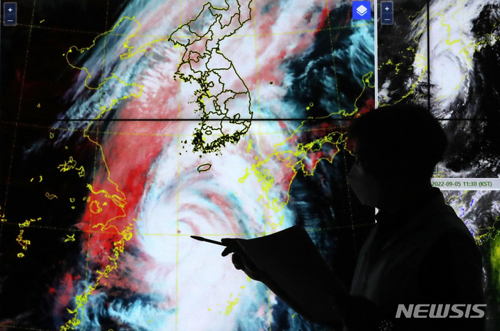 [서울=뉴시스] 추상철 기자 = 태풍 '힌남노'가 한반도에 근접하고 있는 5일 오전 서울 동작구 기상청에서 직원이 태풍 '힌남노'의 현재 상황을 점검하고 있다. 2022.09.05. scchoo@newsis.com