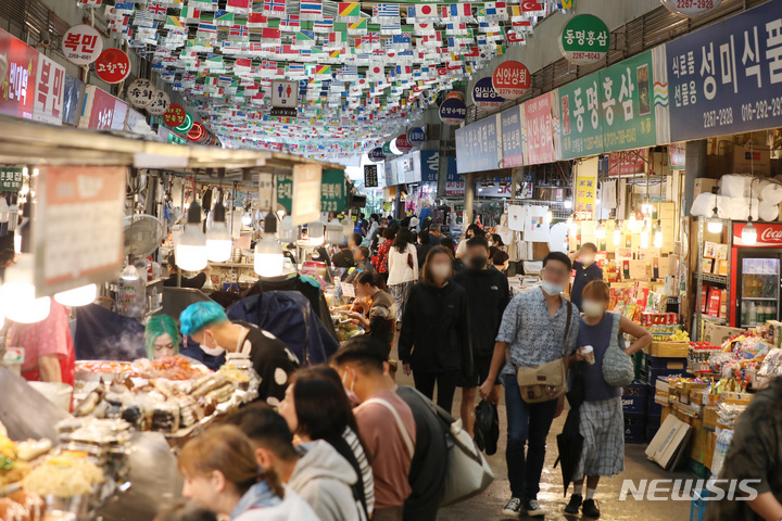 [서울=뉴시스] 김진아 기자 = 광장시장. 2022.09.05. bluesoda@newsis.com