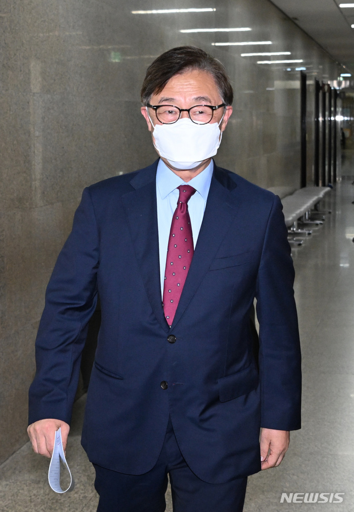 [서울=뉴시스] 김선웅 기자 = 최재형 국민의힘 혁신위원장이 5일 서울 여의도 국회에서 열린 위원회 전체회의에 참석하고 있다. 이날 혁신위는 ‘공직후보자 기초자격평가(People Power Aptitude Test· PPAT)’ 대상을 확대하는 내용의 2호 혁신안 의결을 시도한다. (공동취재사진) 2022.09.05. photo@newsis.com