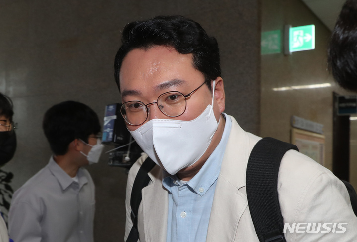 [서울=뉴시스] 김선웅 기자 = 천하람 국민의힘 혁신위원이 5일 오후 서울 여의도 국회에서 비공개로 열리는 혁신위원회 전체회의에 참석하고 있다. (공동취재사진) 2022.09.05. photo@newsis.com