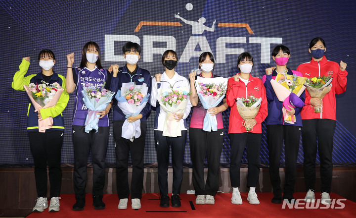 [서울=뉴시스] 권창회 기자 = 5일 오후 서울 강남구 리베라 호텔에서 열린 '2022-2023 KOVO 여자 신인선수 드래프트'에서 1라운드에 지명된 선수들이 기념 촬영을 하고 있다. 오른쪽부터 페퍼저축은행 체웬랍당 어르헝, 흥국생명 임혜림, 페퍼저축은행 이민서, KGC인삼공사 박은지, IBK기업은행 김윤우, GS칼텍스 윤결, 한국도로공사 임주은, 현대건설 김사랑. 2022.09.05. kch0523@newsis.com
