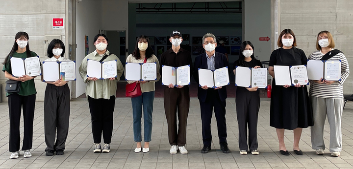 [광주=뉴시스] 광주대학교는 사진영상드론학과 학생들이 제35회 광주미술대전에서 최우수상을 받는 등 9명이 입선했다고 5일 밝혔다. (사진=광주대학교 제공). photo@newsis.com *재판매 및 DB 금지