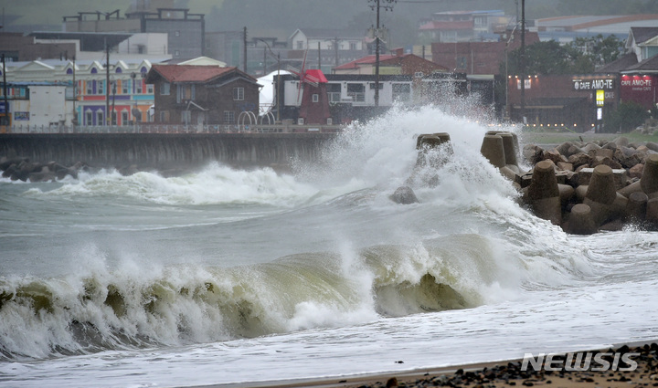[경주=뉴시스] 이무열 기자 = 제11호 태풍 ‘힌남노’가 북상하고 있는 5일 오후 경북 경주시 양남면 해안가에 높은 파도가 밀려와 방파제를 때리고 있다. 2022.09.05. lmy@newsis.com