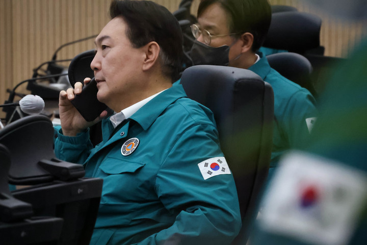 [서울=뉴시스] 윤석열 대통령이 5일 서울 용산 대통령실 국가위기관리센터에서 태풍 '힌남노' 피해 우려 지역 광역단체장, 재난 관련 부처 기관장과 통화를 하며 대응태세를 점검하고 있다. (사진=대통령실 제공) 2022.09.05. photo@newsis.com *재판매 및 DB 금지