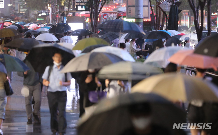 [서울=뉴시스] 권창회 기자 = 제11호 태풍 '힌남노'가 북상하고 있는 지난 5일 오후 서울 강남구 강남역 인근에서 시민들이 우산을 쓰고 퇴근하고 있다. 2022.09.05. kch0523@newsis.com