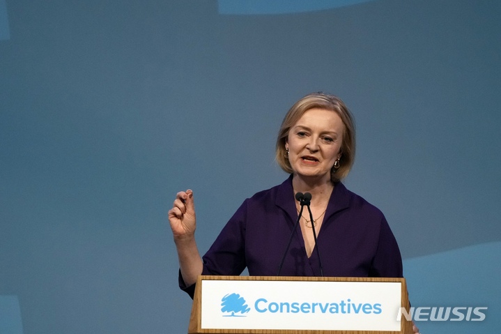 [런던=AP/뉴시스] 영국 보수당의 당원투표를 통해 영국의 차기 총리로 선출된 리즈 트러스 내정자가 5일 총리 선정 발표 후 연설하고 있다. 2022.09.05.