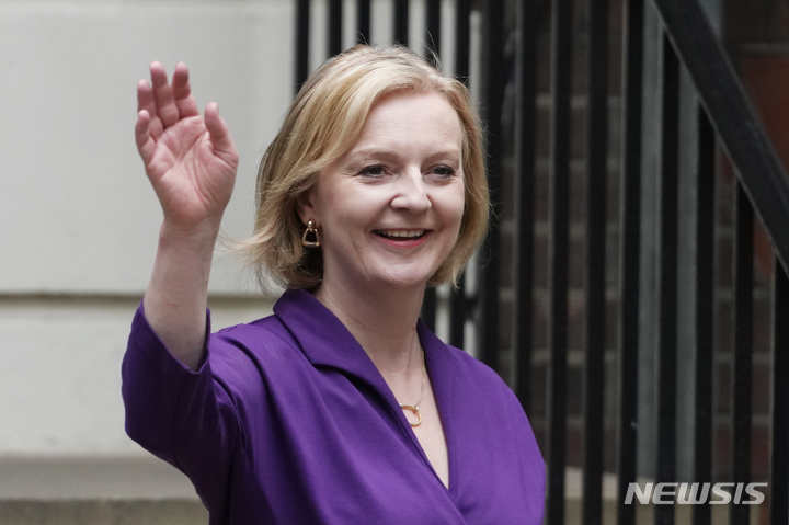[런던=AP/뉴시스] 리즈 트러스 영국 외무장관이 5일(현지시간) 영국 보수당 대표 경선에서 승리한 뒤 웨스트민스터에 있는 보수당 중앙당사를 나오면서 손을 흔들고 있다. 그는 6일 엘리자베스 2세 영국 여왕을 접견한 뒤 영국의 새 총리가 된다. 2022.09.06.