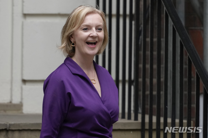 [런던=AP/뉴시스] 리즈 트러스 영국 총리 내정자가 5일 보수당 당대표 선거에서 당선된 이후 의회 보수당 사무실로 가고 있다. 2022.09.05.