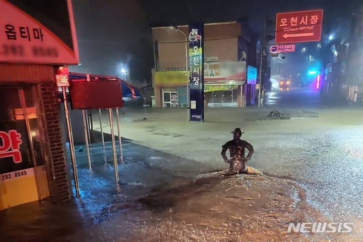 [포항=뉴시스]김정화 기자 = 6일 오전 3시33분께는 포항시 오천읍의 오천시장이 물에 잠겨 5명이 고립됐다는 신고를 받고 소방당국이 출동해 구조활동을 벌였다. (사진 = 경북소방본부 제공) 2022.09.06. photo@newsis.com