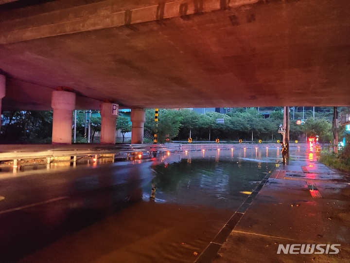 [대구=뉴시스] 고여정 기자 = 대구시 북구 금호동의 한 굴다리 도로가 태풍으로 인해 침수됐다. (사진 = 대구소방안전본부) 2022.09.06. ruding@newsis.com