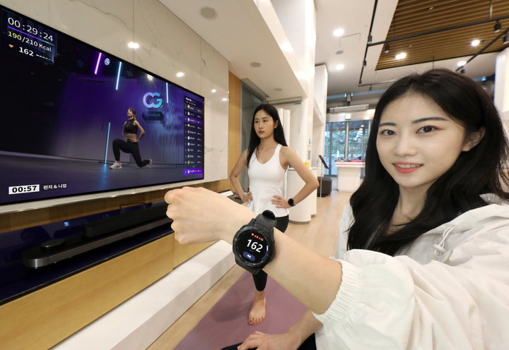 [서울=뉴시스] LG유플러스가 IPTV와 스마트워치를 연동해 이용자의 움직임을 기반으로 심박수와 소모열량 등 생체 정보를 측정하고, 이용자들의 소모열량 랭킹을 실시간으로 제공하는 '코코어짐' 서비스를 론칭했다. (사진=LGU+ 제공) 2022.9.6 *재판매 및 DB 금지