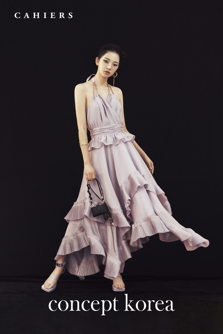 컨셉코리아 홍보대사로 선정된 국내 1호 버추얼 인플루언서 로지가 까이에 의상을 홍봐고 있다. 2022.09.06.(사진=한국콘텐츠진흥원 제공) photo@newsis.com *재판매 및 DB 금지