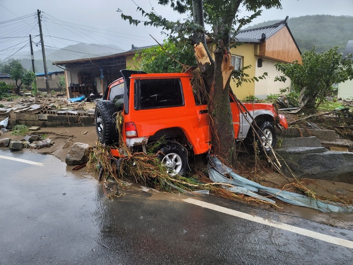 [경주=뉴시스] 이은희 기자= 태풍 힌남노가 지나간 6일 오전 6시께 덕동댐 둑 일부가 터지면서 경주시 암곡동 왕산마을이 침수됐다. 비가 잦아들면서 침수됐던 주택과 차량 등이 모습을 드러내고 있다. (사진=독자 제공) 2022.8.6. photo@newsis.com *재판매 및 DB 금지