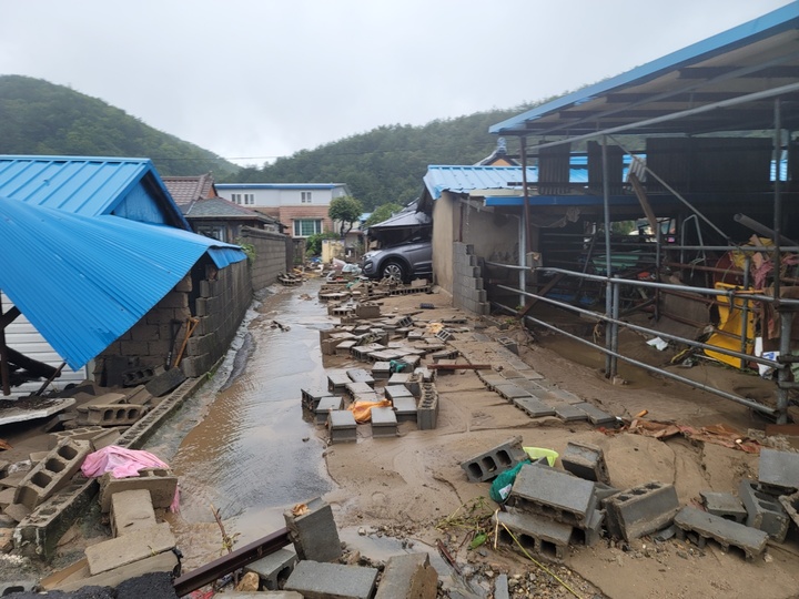 [경주=뉴시스] 이은희 기자= 태풍 힌남노가 지나간 6일 오전 6시께 덕동댐 둑 일부가 터지면서 경주시 암곡동 왕산마을이 침수됐다. 비가 잦아들면서 침수됐던 주택과 차량 등이 모습을 드러내고 있다. (사진=독자 제공) 2022.8.6. photo@newsis.com *재판매 및 DB 금지