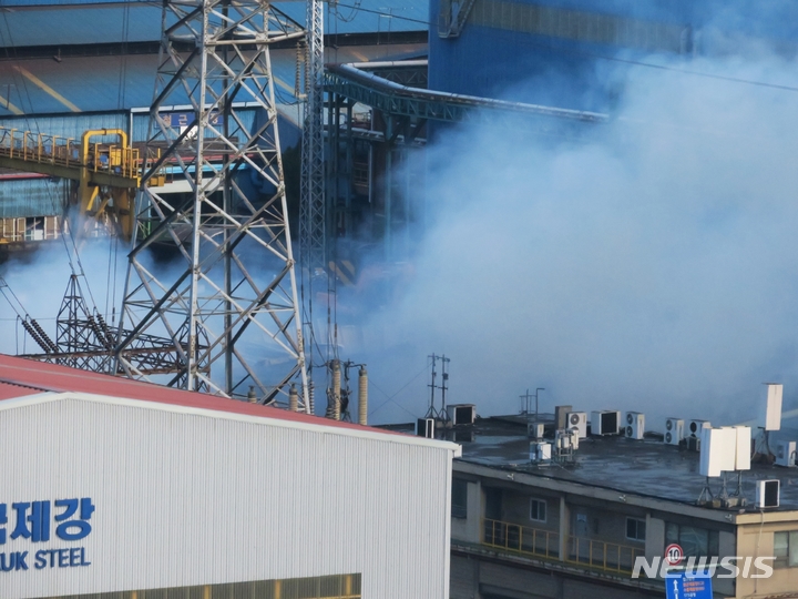 [인천=뉴시스] 김동영 기자 = 에너지저장장치(ESS) 화재 모습. 2022.09.06. dy0121@newsis.com 