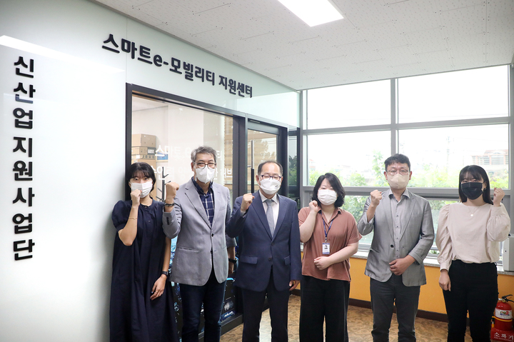 이재용총장이 스마트e모빌리티 지원센터한승철 센터장 및 직원들과 기념촬영을 하고 있다. *재판매 및 DB 금지