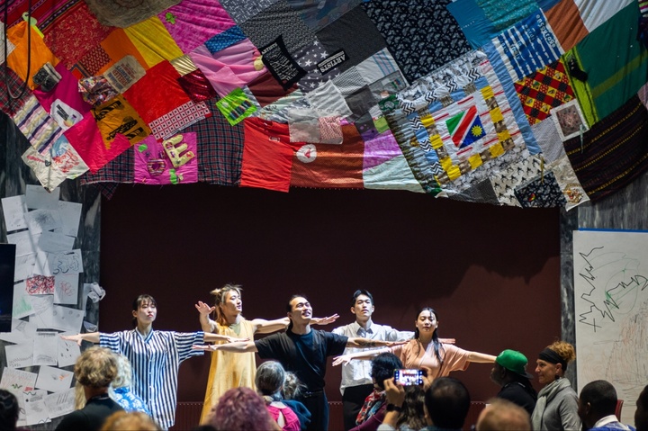 지난 3일 노르웨이 오슬로 '제6회 국제예술교육실천가대회' 현장에서 이뤄진 한국의 라이브 퍼포먼스 '체화된 촉매제: 당신과/을/대해/안의/위해 춤추기' . 사진 왼쪽부터 공지수, 이현석, 배효섭, 김래혁, 이유선. (사진= 한국문화예술교육진흥원·Seanse Art Center – Yaniv Cohen) photo@newsis.com *재판매 및 DB 금지