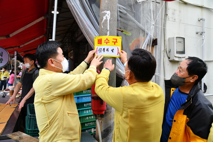 [울산=뉴시스] 구미현 기자 = 지난 4일 김두겸 울산시장, 김영길 중구청장 등이 제11호 태풍 힌남노에 대비해 태화시장 일대를 둘러보고 있다. 2022.09.06. (사진=울산시 중구 제공) photo@newsis.com *재판매 및 DB 금지