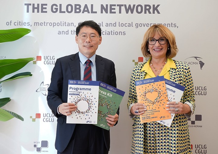 [대전=뉴시스] 조명휘 기자 = 이형종 대전시 국제관계대사가 지난 5일(현지시간) 스페인 바르셀로나에 있는 세계지방정부연합(UCLG) 세계사무국을 방문해 에밀리아 사이즈(Emilia Saiz) 사무총장을 만나 대전총회 행사 협조를 당부한 뒤 기념사진을 찍고 있다. (사진= 대전시 제공) 2022.09.06. photo@newsis.com *재판매 및 DB 금지