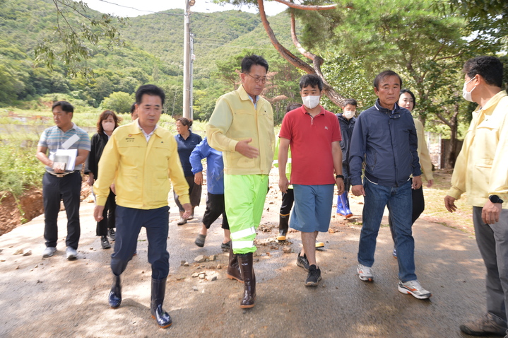 [울산=뉴시스] 유재형 기자 = 울산시 울주군은 이순걸 군수가 6일 언양읍 남천교와 두동면 봉계시장, 범서읍 척과리, 서생면 진하리 등 태풍 피해지역을 잇달아 방문해 주민들을 위로하며, 피해 상황을 직접 점검했다고 밝혔다. 2022.09.06. (사진= 울주군 제공)photo@newsis.com *재판매 및 DB 금지