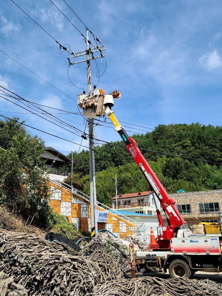 [세종=뉴시스] 한국전력은 제11호 태풍 '힌남노'의 영향으로 6일 오후 3시 기준 전국에 199건의 정전이 발생하고, 현재 90% 가까이 복구됐다고 밝혔다. 사진은 전력설비 복구 현장. (사진=한국전력 제공) *재판매 및 DB 금지