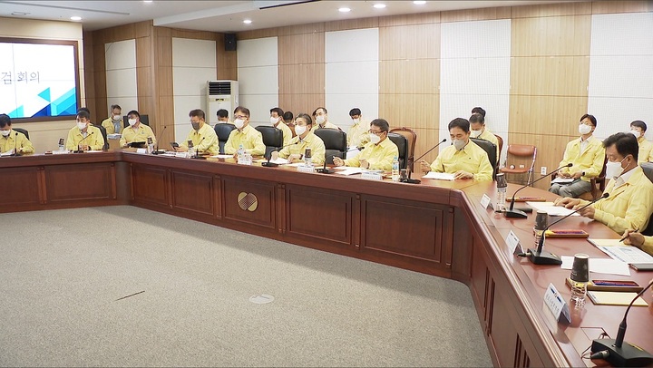 [세종=뉴시스] 한국전력은 제11호 태풍 '힌남노'의 영향으로 6일 오후 3시 기준 전국에 199건의 정전이 발생하고, 현재 90% 가까이 복구됐다고 밝혔다. 사진은 한전 내 태풍 상황 점검회의 현장. (사진=한국전력 제공) *재판매 및 DB 금지