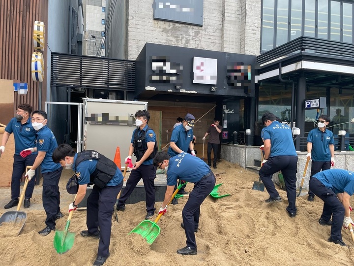 [부산=뉴시스] 부산남부경찰서는 광안리 해수욕장 해변도로와 보행로 등 태풍 피해 현장 복구를 위해 경찰관 50여 명을 투입했다고 지난 6일 밝혔다. (사진=부산경찰청 제공) 2022.09.06. photo@newsis.com *재판매 및 DB 금지