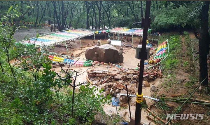 [서울=뉴시스]주변 토사가 붕괴된 경주 굴불사지 석조사면불상(보물)