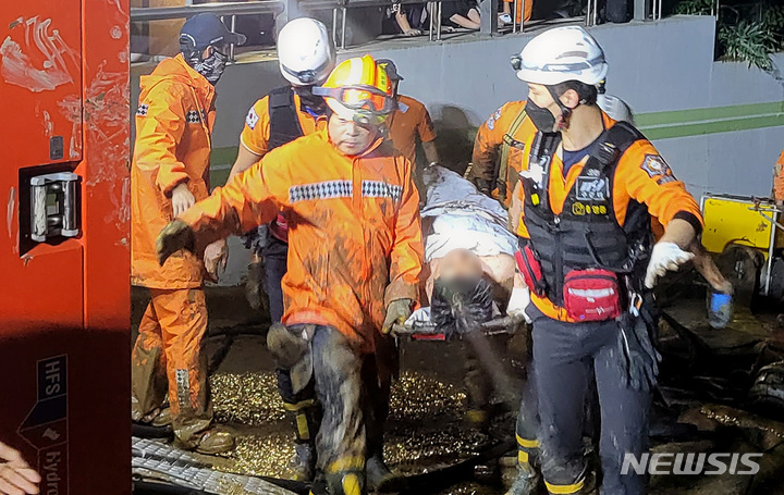 [포항=뉴시스] 이바름 기자 = 제11호 태풍 힌남노의 영향으로 경북 포항의 한 아파트에서 실종된 7명 중 1명의 실종자가 생존상태로 구조되고 있다. 2022.09.06 right@newsis.com