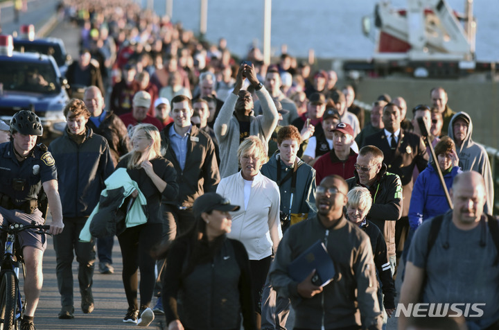 [매키노=AP/뉴시스] 제64회 노동절인 5일(현지시간) 미 미시간주 매키노에서 시민들이 미시간주 매키낙 브리지를 걷고 있다. 보행을 허용하는 유일한 날인 이날 수천 명의 시민이 약 8㎞에 달하는 구간을 건너거나 왕복했다. 노동절을 맞아 이 다리는 오전 6시30분부터 정오까지 비상 상황을 제외하고는 차량 통행이 금지됐다. 2022.09.06.